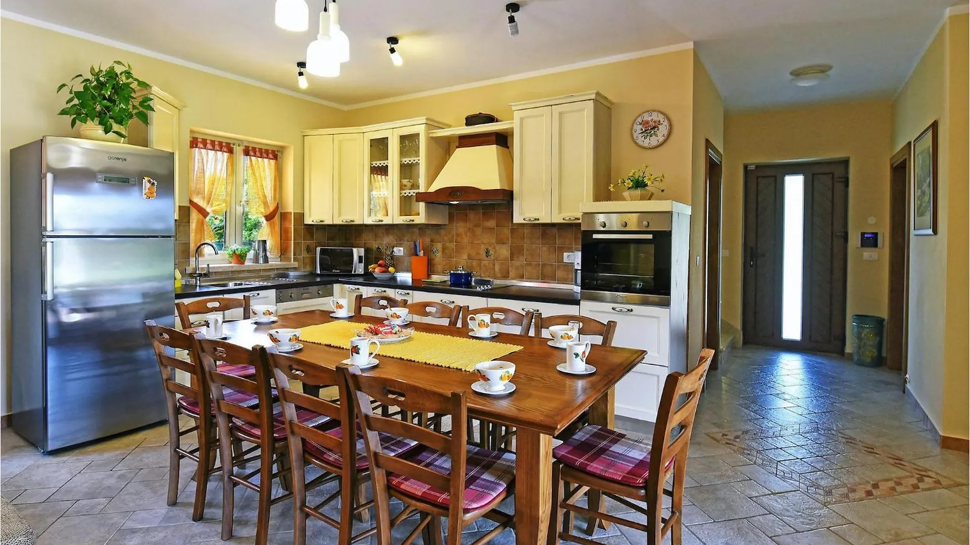 Kucici Villa St, Martina