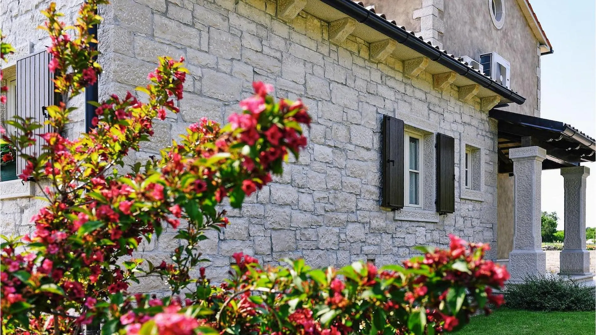Kucici Villa St, Martina
